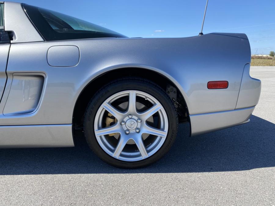 Детали экстерьера Acura NSX-T 2004 года  (фото 34 из 121)
